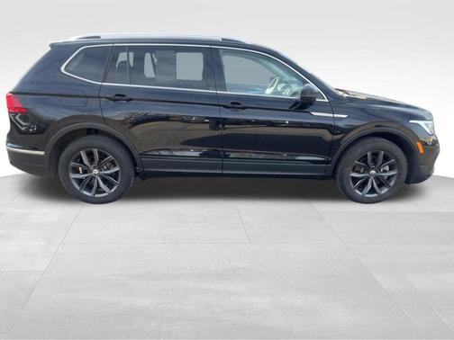 Deep Black Pearl Effect 2023 Volkswagen Tiguan 2.0T SE