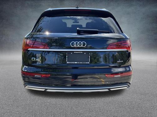 Mythos Black Metallic 2023 Audi Q5 40 Premium