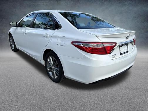 Super White 2017 Toyota Camry SE