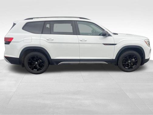 Pure White 2024 Volkswagen Atlas 2.0T Peak Edition SE w/Technology