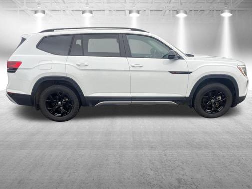 Pure White 2024 Volkswagen Atlas 2.0T Peak Edition SE w/Technology