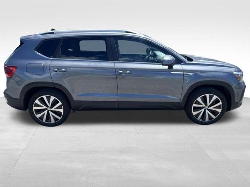Platinum Gray Metallic 2022 Volkswagen Taos 1.5T SE