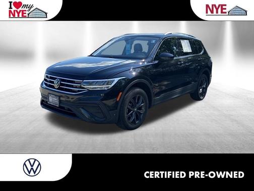 Deep Black Pearl Effect 2022 Volkswagen Tiguan 2.0T SE