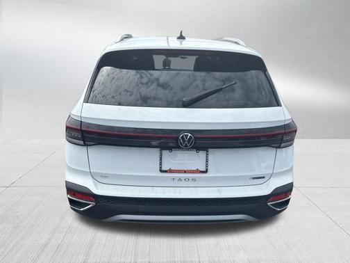 Pure White 2026 Volkswagen Taos 1.5T SE