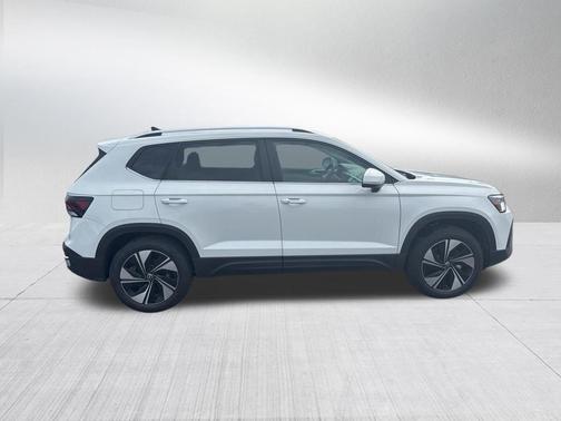 Pure White 2026 Volkswagen Taos 1.5T SE