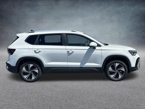 Pure White 2026 Volkswagen Taos 1.5T SE