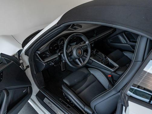 2024 Porsche 911 Carrera 4S Cabriolet
