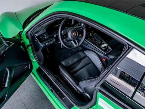 2025 Porsche 911 Carrera 4 GTS