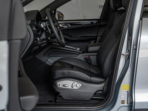 Dolomite Silver Metallic 2025 Porsche Macan Macan