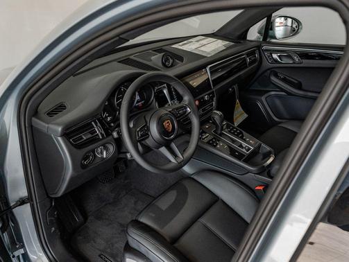 Dolomite Silver Metallic 2025 Porsche Macan Macan