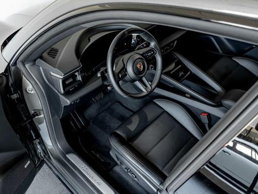 Aventurine Green Metallic 2024 Porsche Macan Macan Electric 4