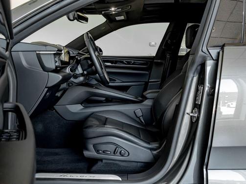 Aventurine Green Metallic 2024 Porsche Macan Macan Electric 4