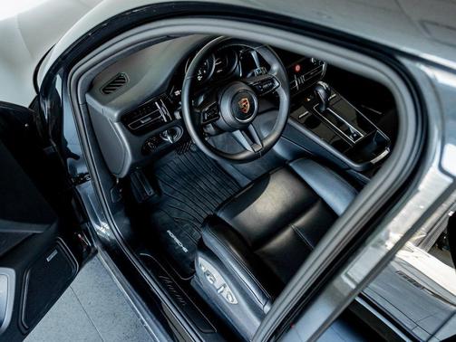 2025 Porsche Macan T