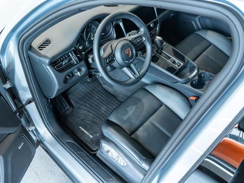 Dolomite Silver Metallic 2026 Porsche Macan Macan