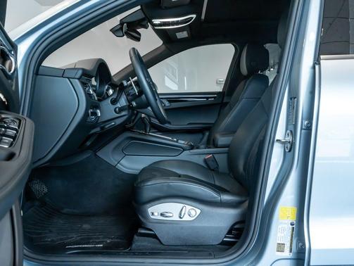 Dolomite Silver Metallic 2026 Porsche Macan Macan