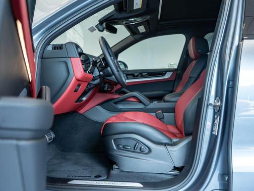 Vanadium Grey Metallic 2026 Porsche Cayenne S