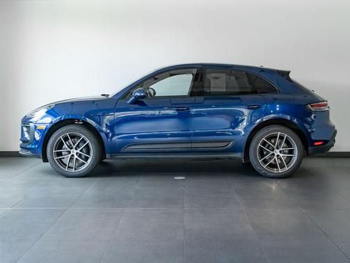Gentian Blue Metallic 2026 Porsche Macan Macan