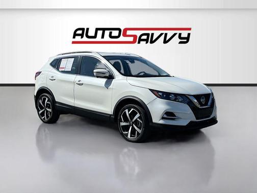 Pearl White Tricoat 2022 Nissan Rogue Sport SL