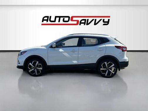 Pearl White Tricoat 2022 Nissan Rogue Sport SL