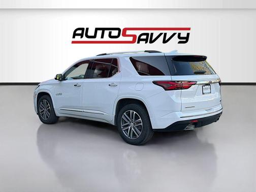 Iridescent Pearl Tricoat 2023 Chevrolet Traverse High Country