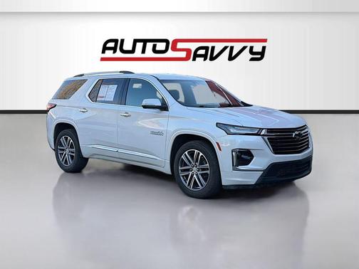 Iridescent Pearl Tricoat 2023 Chevrolet Traverse High Country
