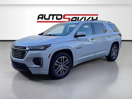 Iridescent Pearl Tricoat 2023 Chevrolet Traverse High Country