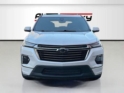 Iridescent Pearl Tricoat 2023 Chevrolet Traverse High Country