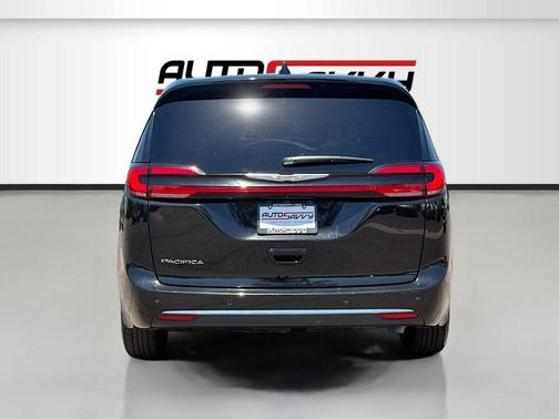 Diamond Black Crystal Pearlcoat 2025 Chrysler Pacifica L