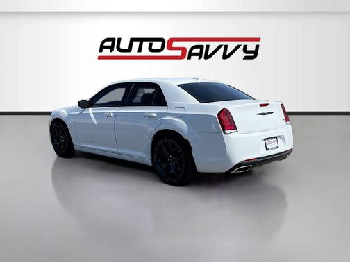 Bright White Clearcoat 2022 Chrysler 300 Touring