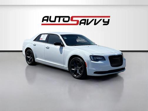 Bright White Clearcoat 2022 Chrysler 300 Touring