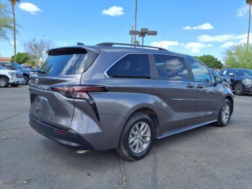 2024 Toyota Sienna LE