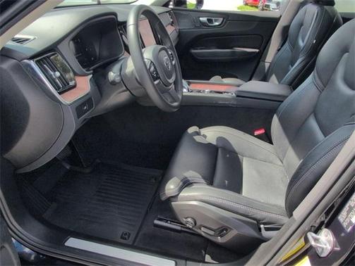 2024 Volvo XC60 B5 Ultimate Dark Theme