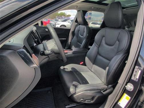 2024 Volvo XC60 B5 Ultimate Dark Theme