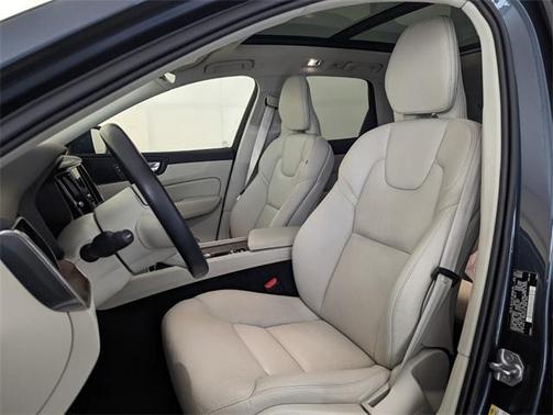 2021 Volvo XC60 T5 Momentum