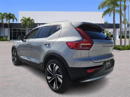 2024 Volvo XC40 B5 Plus Bright Theme