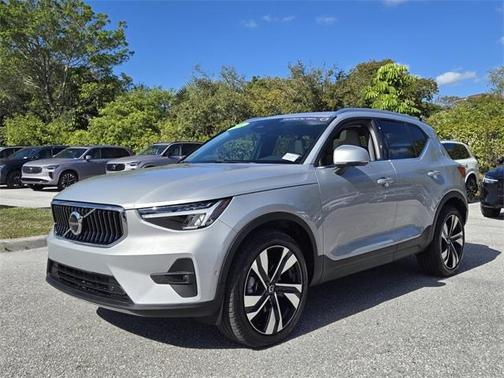 2024 Volvo XC40 B5 Plus Bright Theme