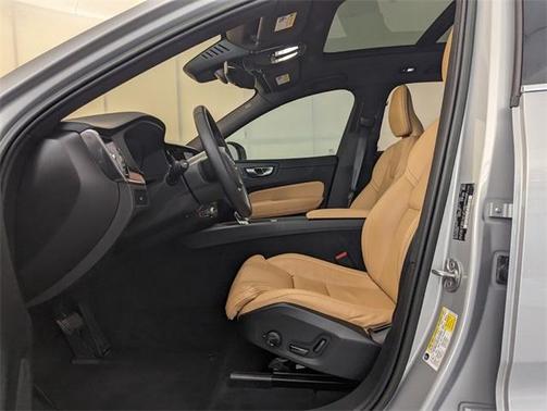 2023 Volvo XC60 B5 Ultimate Bright Theme