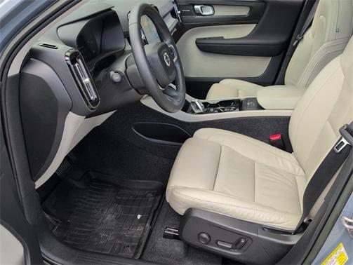 2023 Volvo XC40 B5 Plus Dark Theme