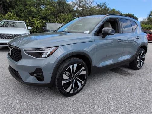 2023 Volvo XC40 B5 Plus Dark Theme