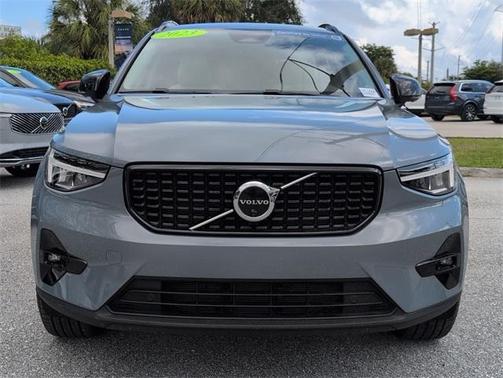 2023 Volvo XC40 B5 Plus Dark Theme