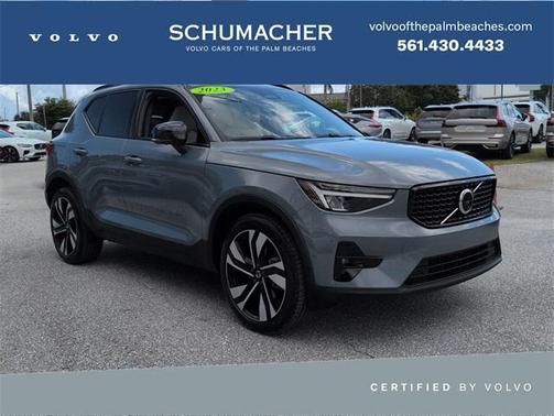 2023 Volvo XC40 B5 Plus Dark Theme
