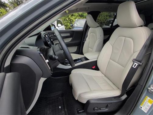 2023 Volvo XC40 B5 Plus Dark Theme