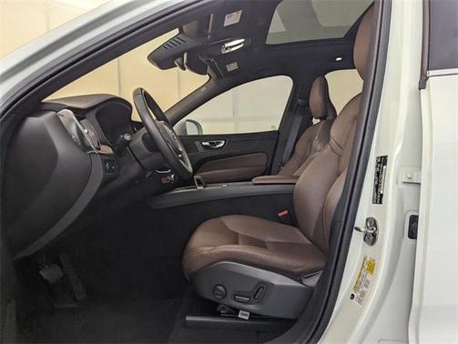 2022 Volvo XC60 B5 Momentum