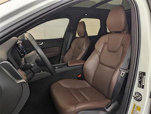 2022 Volvo XC60 B5 Momentum