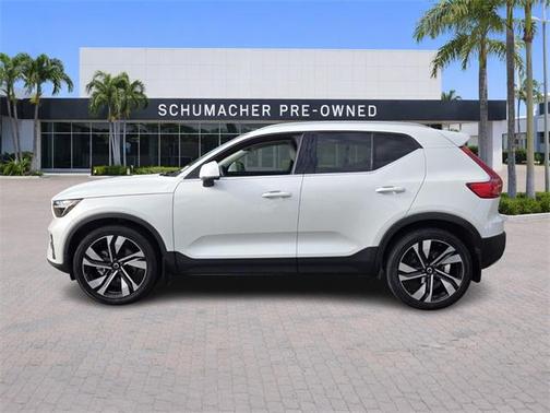 2023 Volvo XC40 B5 Plus Bright Theme