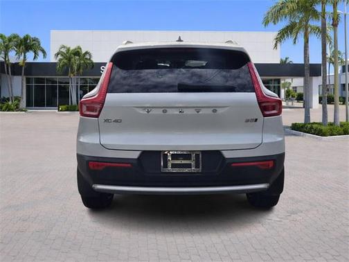 2023 Volvo XC40 B5 Plus Bright Theme