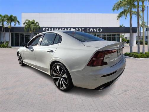 2022 Volvo S60 B5 Momentum