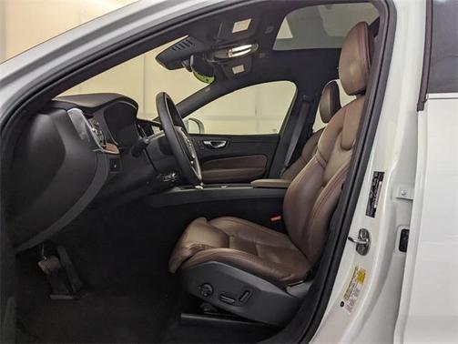 2023 Volvo XC60 B5 Ultimate Bright Theme