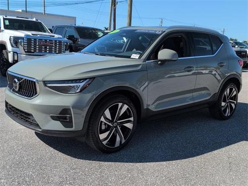 2024 Volvo XC40 B5 Plus Bright Theme