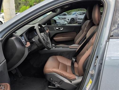 2023 Volvo XC60 B5 Plus Dark Theme